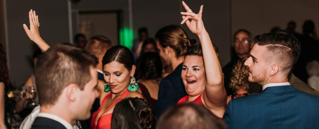 Invités qui dansent lors d’un mariage animé par DJÉRÔME | Réservation DJ mariage et événements