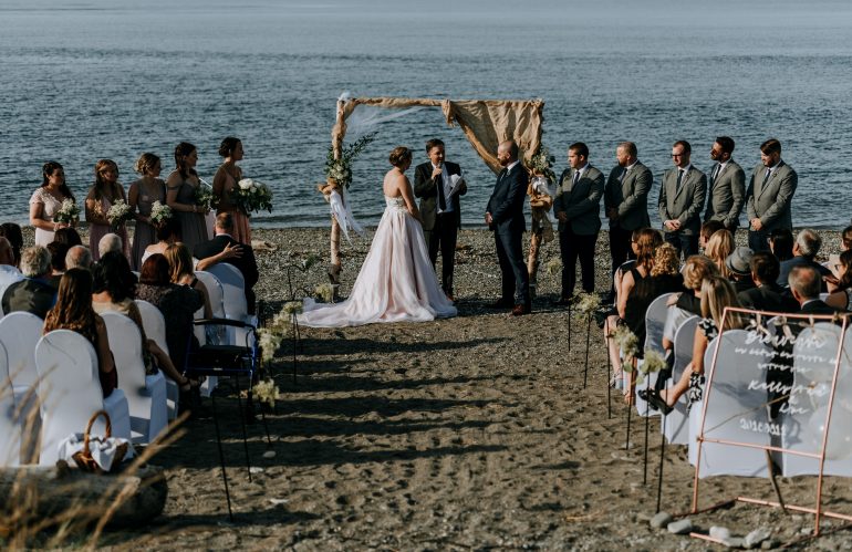 Un mariage se déroule sur la plage en Gaspésie