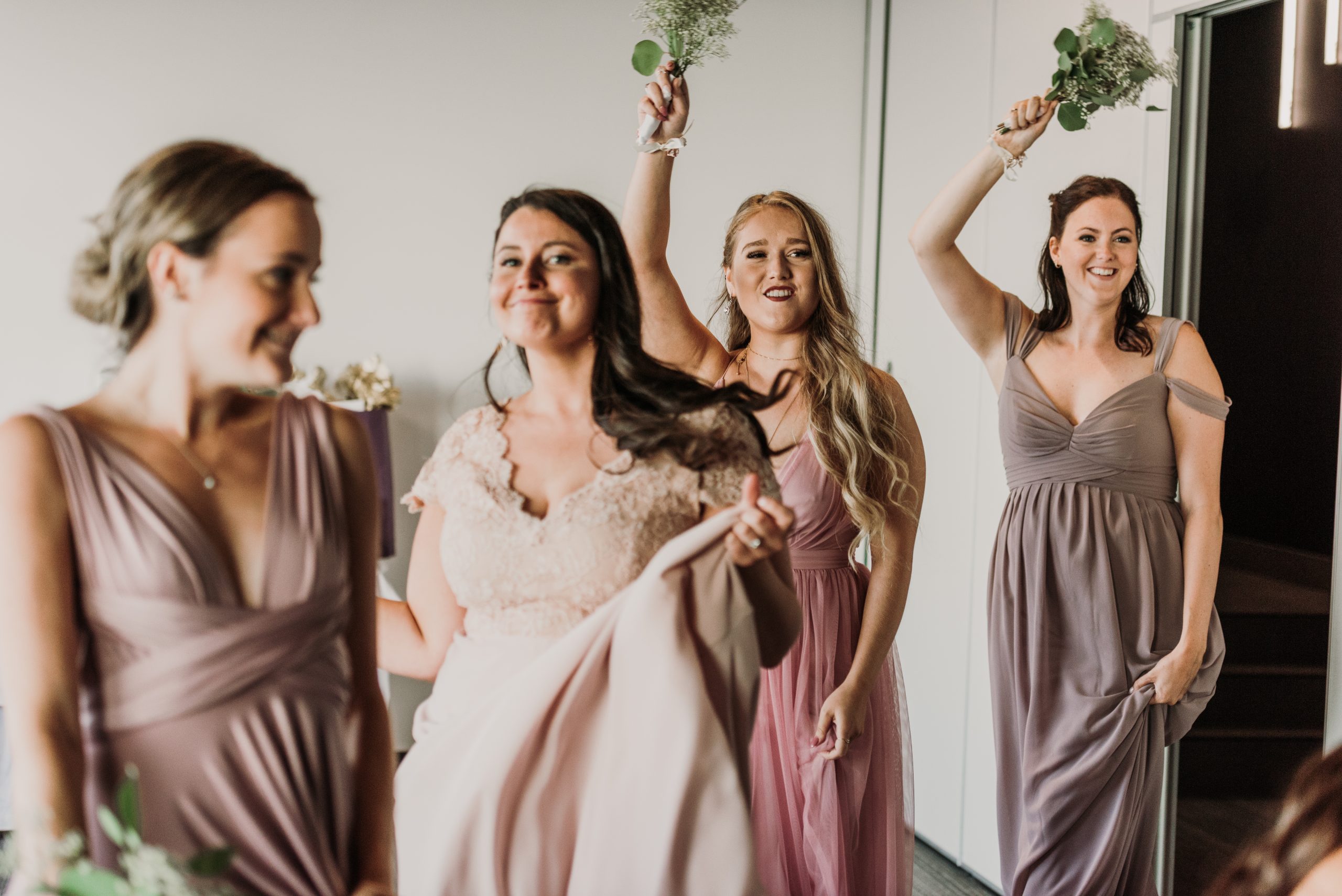Cortège nuptial faisant son entrée dans la salle de réception