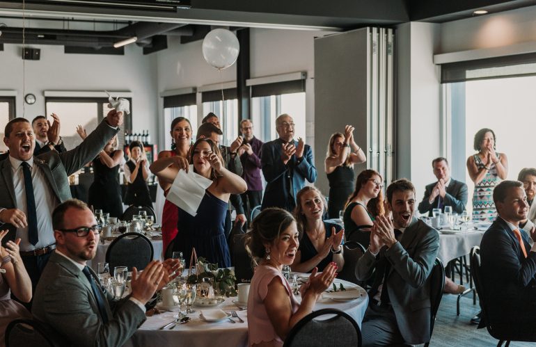 Les invités applaudissent alors que les mariés font leur entrée dans la salle de réception