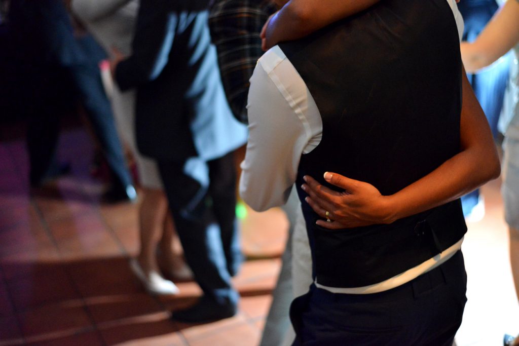 Couples enlacés pour une dernière danse